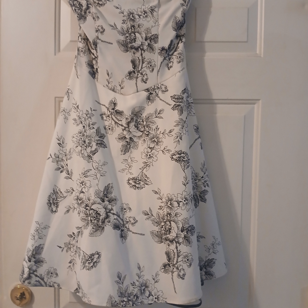 Floral Print Women's Skirt - Black and White